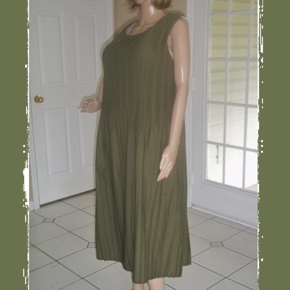 Olive Loose Pleated Swing Dress